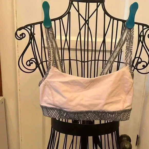 Lululemon Straight Up Bra-Sz 2 - Picture 1 of 5